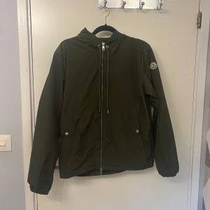 Moncler Windbreaker  - En olivgrön windbreaker från moncler. Väldigt fint skick inte en enda defekt. Den är i storlek m påse och tags medföljer. Hör av er vid frågor 
