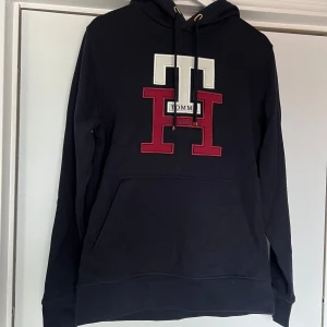 Mörkblå Tommy Hilfiger hoodie - Mörk blå Tommy hilfiger hoodie 