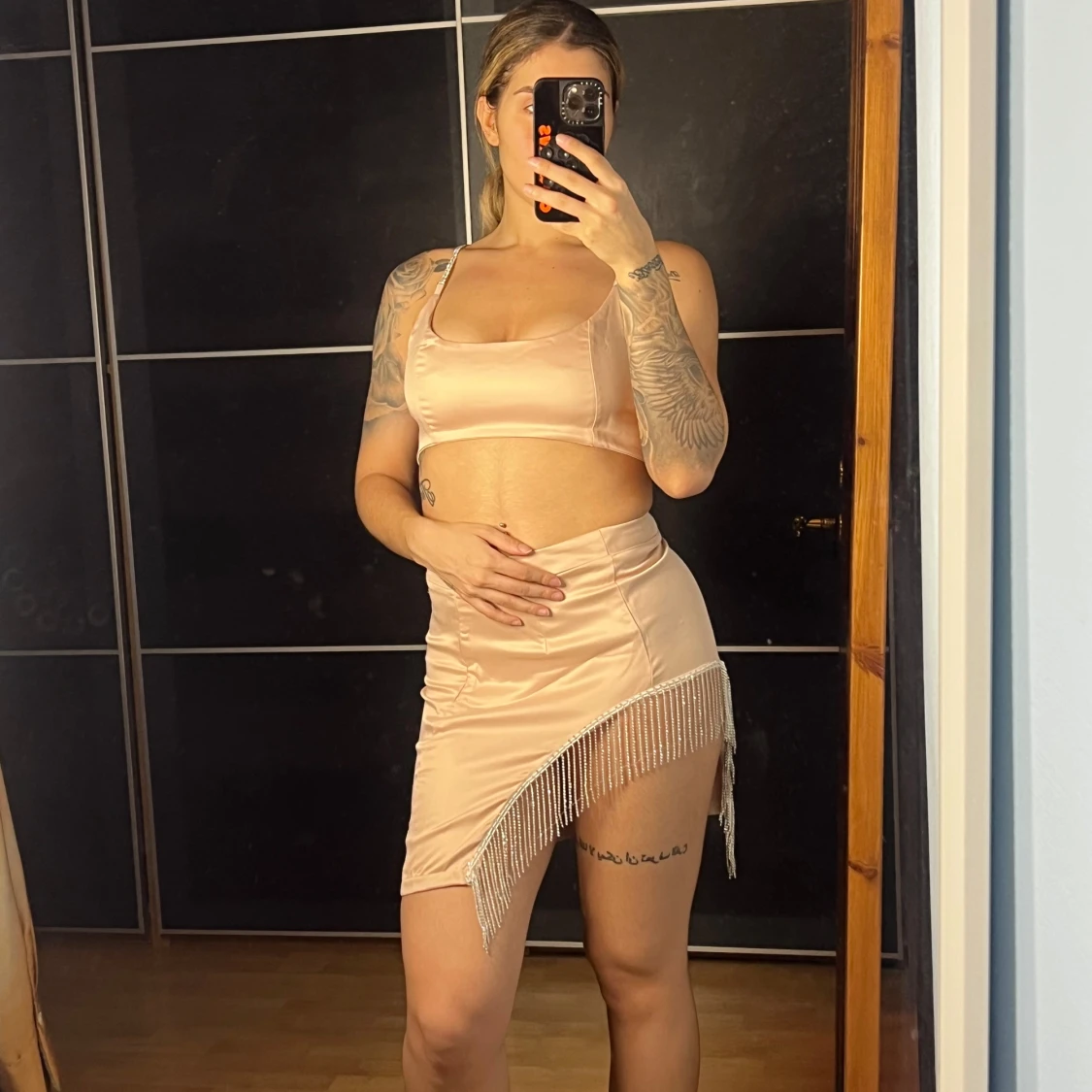 Champagnefärgad satin kjol och topp