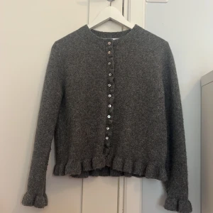 Grå stickad kofta från Zara - Fina grå kofta från Zara, använd fåtal gånger. Men den är använd som syns litegrann,  men inget som man tänker på ! 🌸