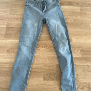 Grå skinny jeans från Amisu - Jeans från new yorker storlek 27 