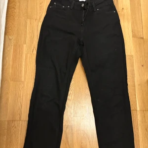 Svarta loose jeans från Grunt - Svarta jeans från Grunt i modellen Street Loose Night. De har en loose passform, klassisk femficksdesign och är tillverkade i ett mjukt bomullstyg. Perfekta för en avslappnad och trendig look för ett bra pris.