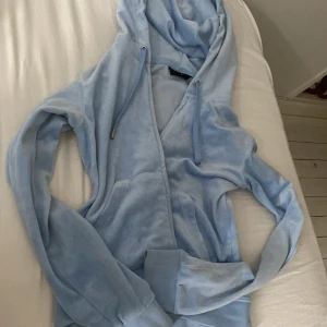 Ljusblå hoodie från juicy couture - Säljer en dragkeds hoodie från juicy couture i storlek S knappt använd, köpt här på Plick med ett par byxor i samma färg de finns uppe på min profil, få allting lite billigare om man flödet båda för vill bara bli av.