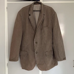 Kavaj i beige Frank Eden XL - Beige kavaj i styrkt bomull med axelvaddar och två knappar. Retro look med fickor. Storlek GB 40 /XL från Frank Eden 