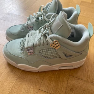 Nike Air Jordan 4 Mintgrön Sneakers - Fräscha Nike Air Jordan 4 sneakers i mintgrönt skinn och mesh. Helt nya köpta i London som jag använt endast 1 gång. Om du vill ha bilder så skickar jag det jättegärna också!! Går att mötas upp i Malmö/Lund eller postar jag. Original pris 2649kr 