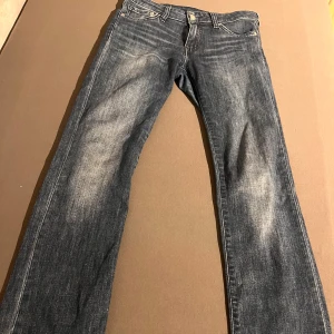 Jeans - Blåa vinted jeans. De är straight och mid waist. Väldigt fina men säljer dom då de är för små för mig