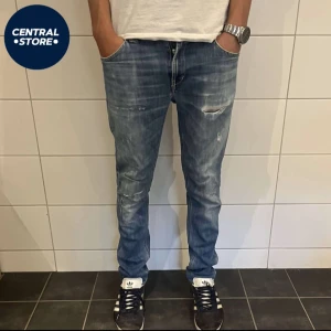 Dondup George Jeans  - Säljer dessa riktigt snygga Dondup George jeans men sjukt snygga slitningar. Storlek W33 och modellen är 180 cm lång och väger 65kg. Riktigt bra skick utan defekter. Tveka inte att kontakta om fler bilder eller andra funderingar //CS😁