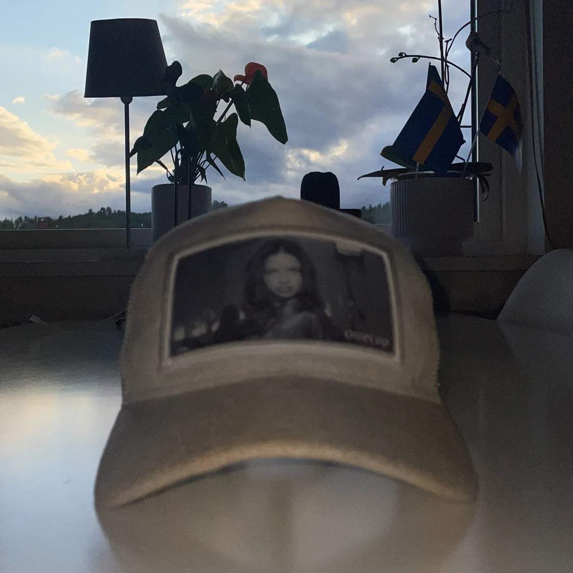 Vit meshkeps från Onecap med print