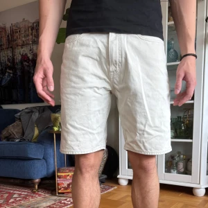 Jeansshorts från Vailent - Snygga beige shorts från Vailent i. Riktigt bra skick och knappt använda, ändå så kan priset absolut diskuteras. Midjemåttet är 86 och benmåttet är 23