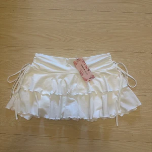 Vit kjol med volanger (Inbyggda shorts) - Vit kjol med volanger och inbyggda shorts Helt nya med lapp (endast testade) Från Shein