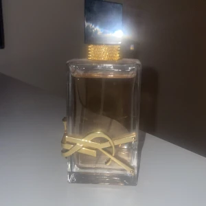 Ysl libre - Min mamma köpte den för kanske 5 månader sen och hon gilla inte doften och bara lät den sitta på hyllan. Den är som helt ny. 50 ml