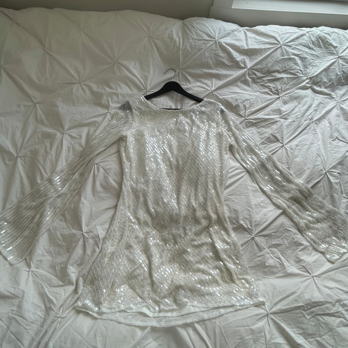Vit paljettklänning med öppen rygg  - 3