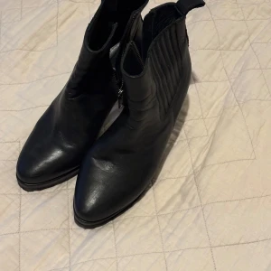 Svarta klackskor från Reschia, strl 39 - Snygga svarta klackskor från Reschia i äkta skinn. Köpta för ca 4000kr. Knappt använda. Sedan företaget gick i konkurs 2019 säljer återförsäljare dyrare 