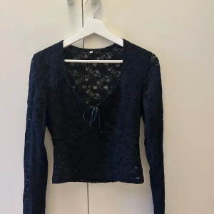 Svart spetstopp  - Svart spetstopp från Shein Liten i storlek (sitter som en M) Aldrig använd