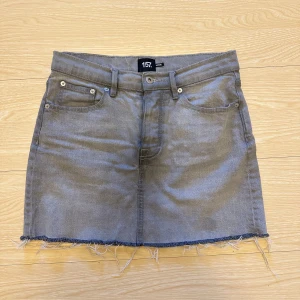 Grå jeanskjol - Grå jeanskjol från Lager157 Har knappar framtill & fransig nederkant. Använd fåtalet ggr.