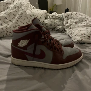 Nike Air Jordan 1 mid röd/grå - Intressekoll på mina Jordan 1 mid pris ej hugget i sten
