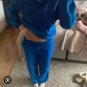 Blå mjukisbyxor med snörning och hoodie från bikbok - Säljer ett par blå mjukisbyxor med resår och snörning i midjan från bikbok. Bäst intill oanvänt och kommer inte till användning. Skriv för bilder😇