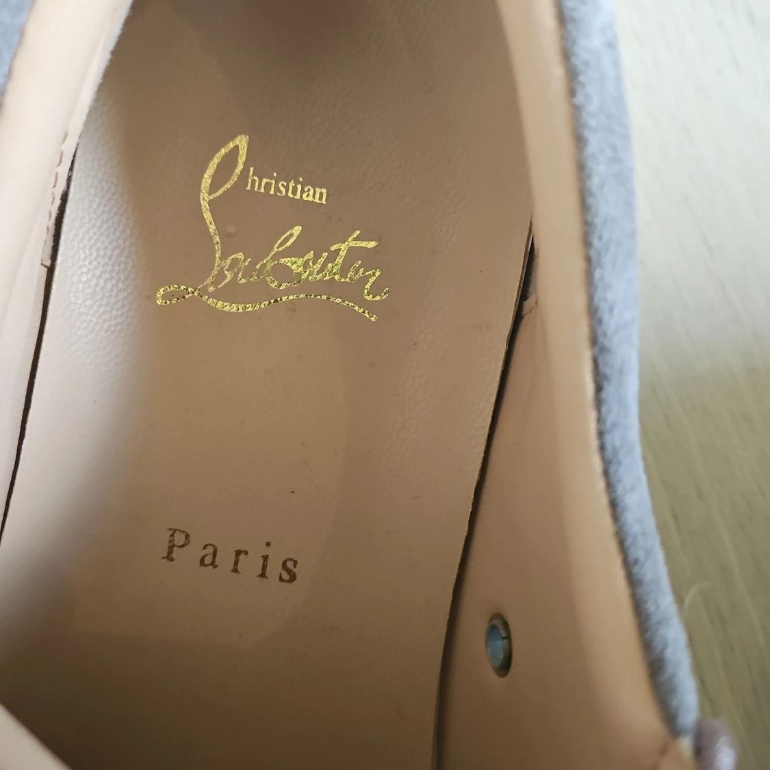 Grå mocka sneakers från Louboutin - 3