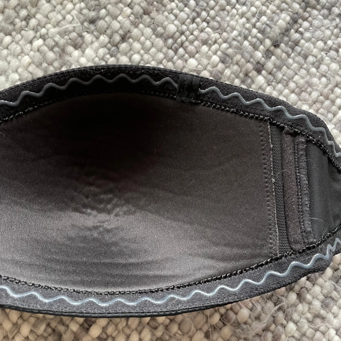 Svart bikini med prickiga detaljer - 2