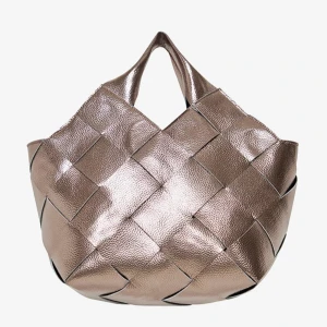 Metallic väska från ICHI - Aldrig använd, dock ingen lapp kvar. Väskan har ett flätat mönster och rymmer allt du behöver till vardagen. 