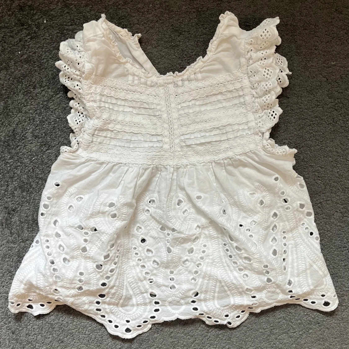 Vit broderad blus med volangärmar pointelle boho chic