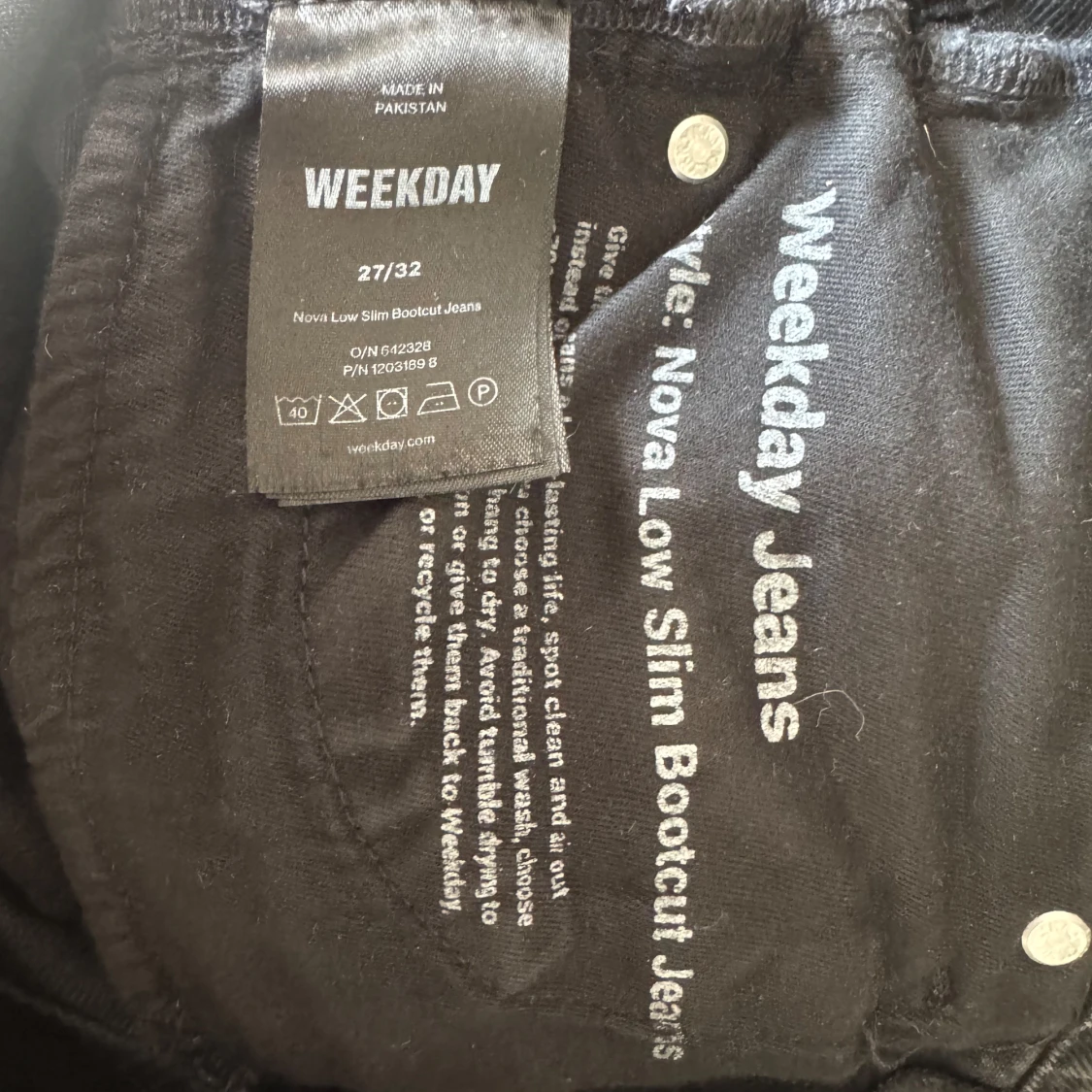 Svarta bootcut jeans från Weekday - 3