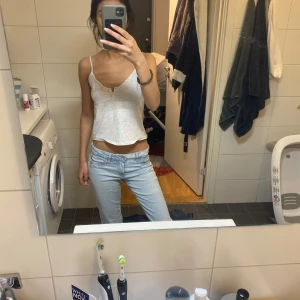 Ljusblå bootcut jeans - Säljer ett par ljusblå jeans med bootcut-modell och låg midja. Jeansen har klassisk femficksdesign och är tillverkade i mjukt denimtyg. Perfekta för dig som gillar en avslappnad och trendig look.