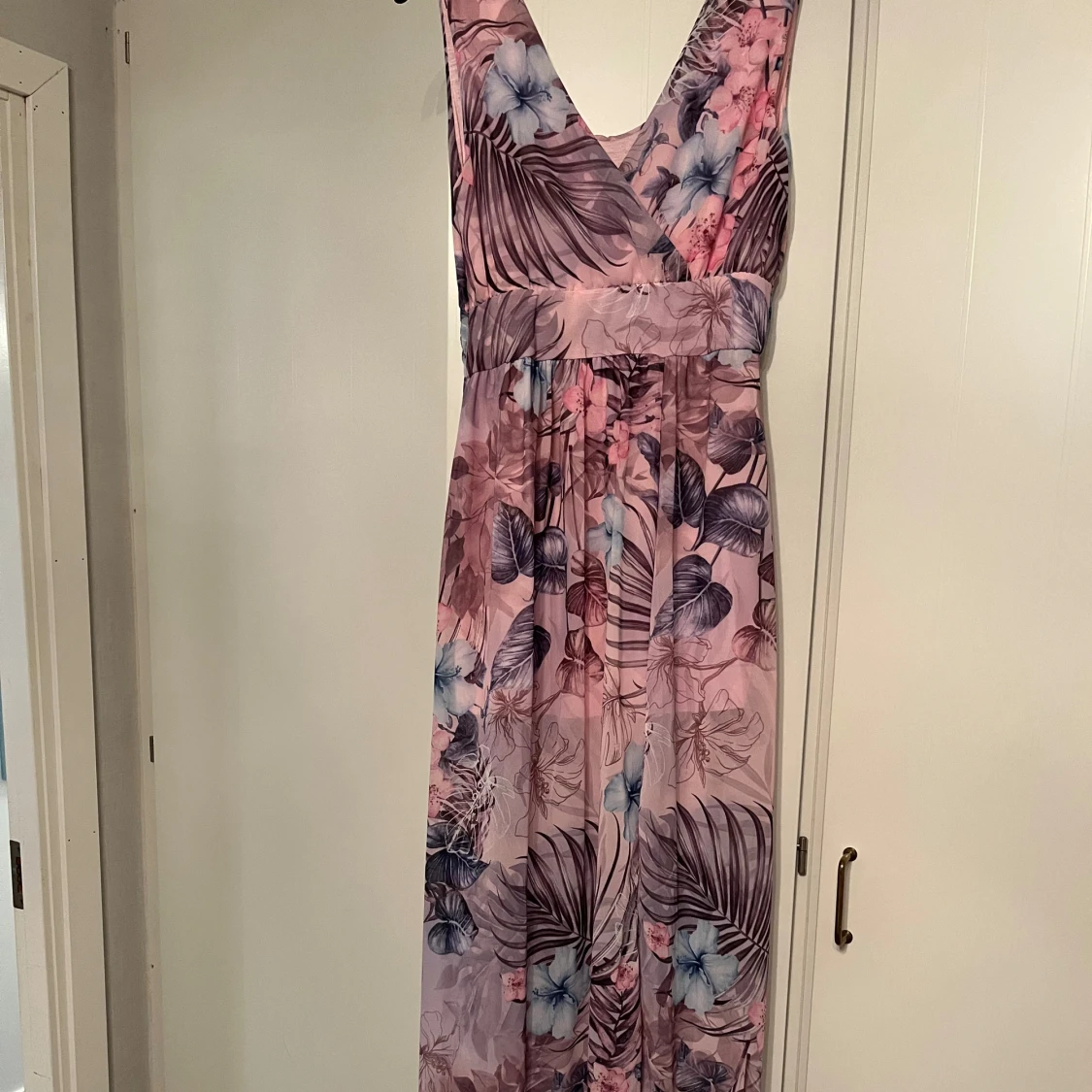 Lång blommig klänning i pastell - 1