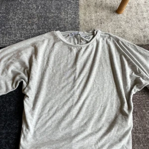 Ljusgrå t-shirt från Lager 157, XS - Enkel och stilren ljusgrå t-shirt från  Lager 157 i storlek XS. Perfekt till jeans eller shorts för en clean look.