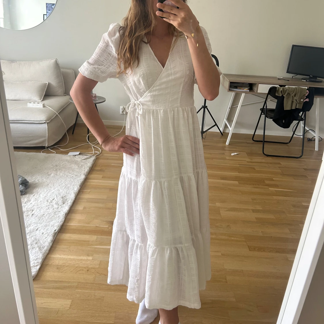 Vit omlottklänning med volang - 3