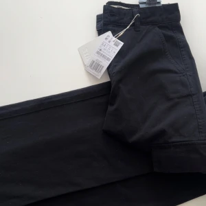 Svarta cargopants - -Svarta cargopants i storlek 34/S, byxorna är långa🫶🏽