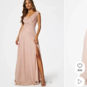 Balklänning - Säljer denna otroligt fina rosa-glittriga klänningen. Den är från bubbleroom och har endast använts en gång💕Köptes för 1299 kr. Den har några trådar som har låstnat nere vid benen, men det är dock inget som syns eller som man tänker på. Pris kan diskuteras💖 Skickar gärna fler bilder eller svarar på frågor! ☺️