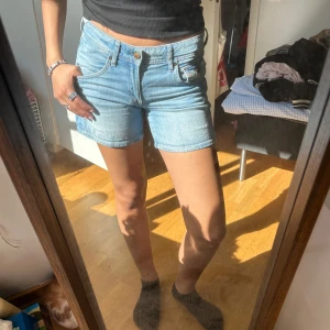 Ljusblå jeansshorts från &Denim - Snygga ljusblå jeansshorts från &Denim. Lågmidjade med snygga bakfickor. Köpta second hand. Osäker på storleken men S-M