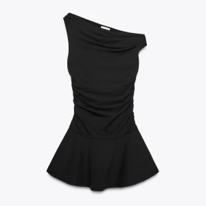 One shoulder klänning  - Aldrig använd. Helt ny med lappar kvar. Pris kan diskuteras. 🤍