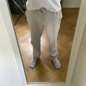 Beiga linnebyxor från Dressmann M - Säljer ett par ljusbeiga linnebyxor från Dressmann i storlek M. 