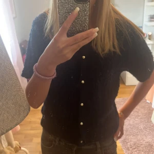 Kortärmad kofta från Gina  - Mörkblå kortärmad kofta från Gina. Strl xs💕