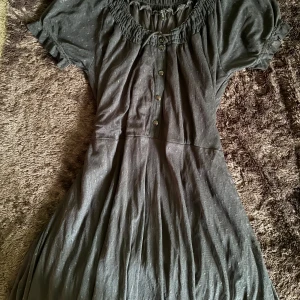 svart sommarklännig  - supersöt svart klänning med små prickar, puffärmar och knappar framtill. klänningen har urringning, knytband i midjan luftigt tyg som ger en flowy känsla. sitter fint på kroppen, det går reglera banden. skulle säga passar storlek M-XS 