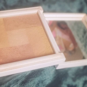 Rituals Cheek & Eye Glow Peach - Multifunktionell palett från Rituals i färgen Peach, perfekt som både rouge och ögonskugga. Innehåller flera nyanser i persika, guld och beige som ger en fräsch glow. Kommer i en vit fyrkantig dosa med spegel, smidig att ha med sig.