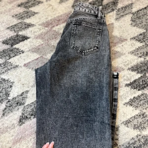 Grå raka jeans med hög midja - Säljer ett par grå jeans med hög midja och raka ben. 