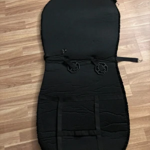 Sitt underlag  - Sitt underlag till stolar i bilen. 