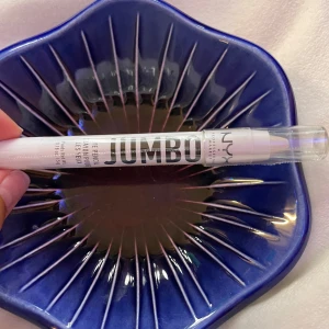 NYX Jumbo ögonskuggspenna vit - NYX Jumbo Eye Pencil i färgen Milk, en krämig vit ögonskuggspenna som funkar både som bas och highlighter. Pennan har en mjuk formula som är lätt att blenda ut och ger intensiv färg. Perfekt för kreativa ögonlooks eller för att ljusa upp vattenlinjen. Helt ny aldrig använd 