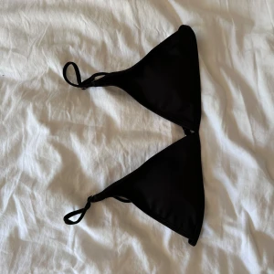 Bikini överdel - En svart triangel bikini överdel, helt oanvänd 