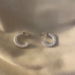 Snygga Stockholms stills örhängen silver  - Helt nya aldrig andvända oanvända.