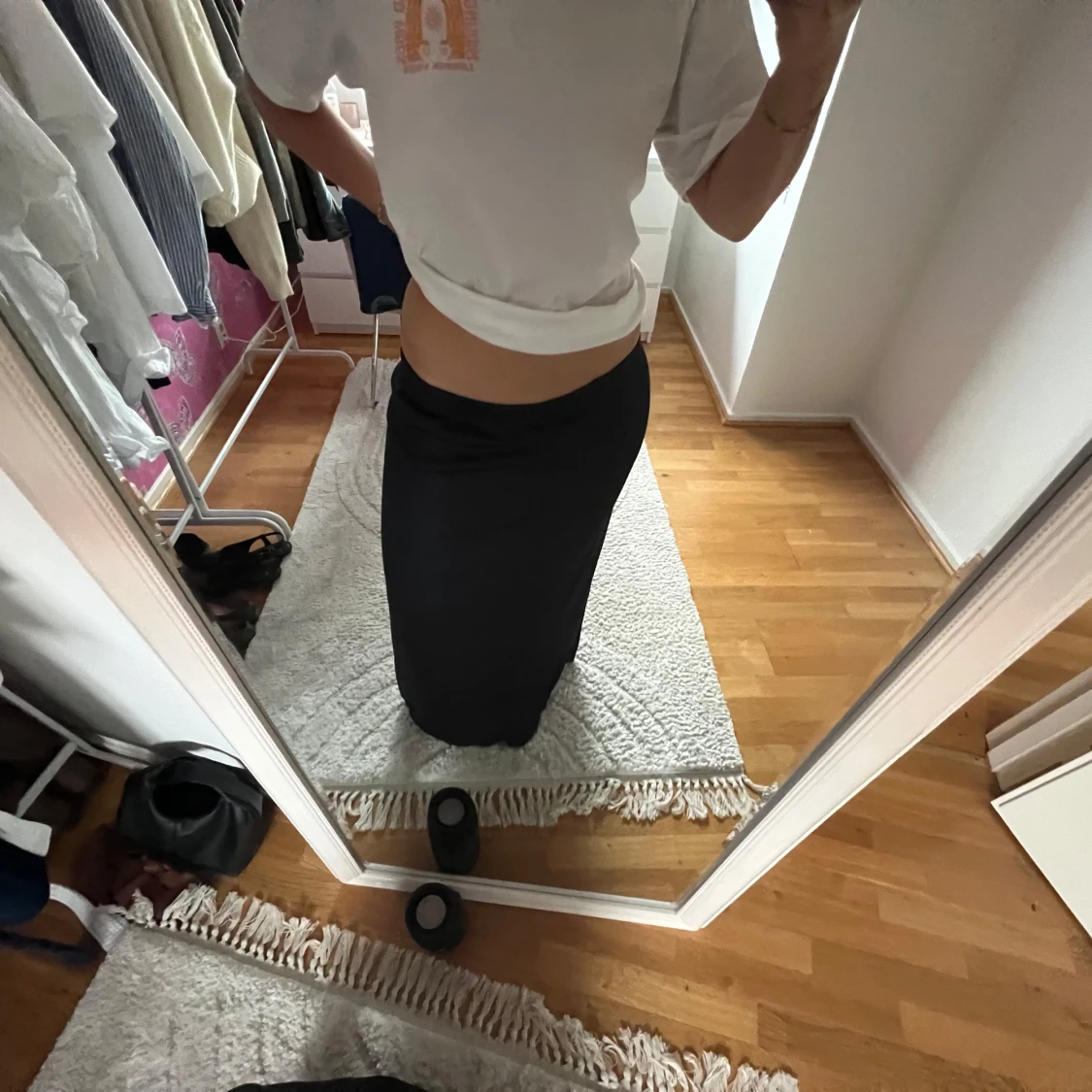 Svart långkjol i mjukt material - 2