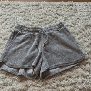 Gråa mjukis shorts  - Gråa mjukis shorts som är väldigt bekväma att gå runt i hemma men funkar även till vardags. Aldrig användt dem, så de är i helt nytt skick!!