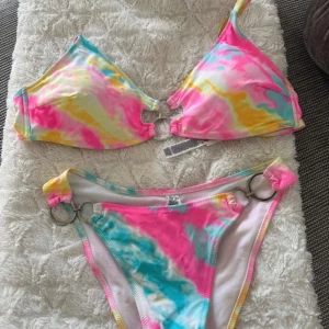 Bikini  - Perfekt för stranden eller poolen i sommar. L i överdel och S underdel. Knappt använda 