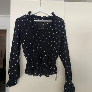 Prickig blus - Jättefin prickig blus! Används inte i bra skick!🌸