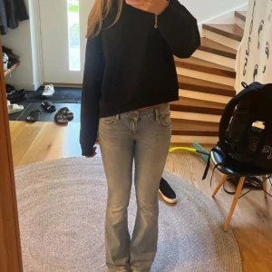 Ljusblå lågmidjade bootcut jeans - Sååå fina ljusblå lågmidjade bootcut jeans från river island. Står inte storlek men skulle säga 34/36, har sprätt upp dom så att dom passar mig som är 177cm lång. Dom är lite små i låren för mig.💗 Tar inte emot orimliga bud, kolla gärna in mina andra inlägg☀️ finns även på Vinted  Midjemått: 37cm Innerbenslängd: 83cm Lårbredd: 24cm (5 cm under skrevet)