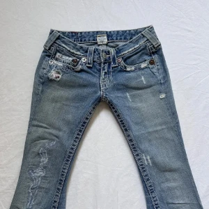 True Religion ljusblå bootcut jeans - tar in bud på mina favo jeans från true religion eller om nån vill byta mot ett par andra snygga jeans❤️❣️🥰midja: 33cm, innerben: 83cm, grenhöjd: 16cm