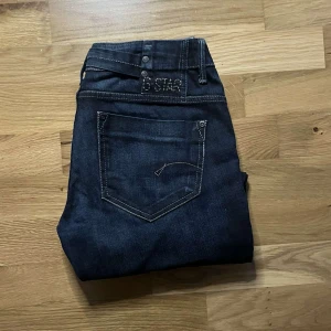 G-star jeans  - Snygga  jeans från G-Star RAW i klassisk modell med raka ben och diskreta kontrastsömmar. Jeansen har fem fickor, logga på bakfickan och är tillverkade i slitstarkt denim. Perfekta för dig som gillar stilrena och tidlösa jeans.